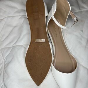 White flat pointed zip up back